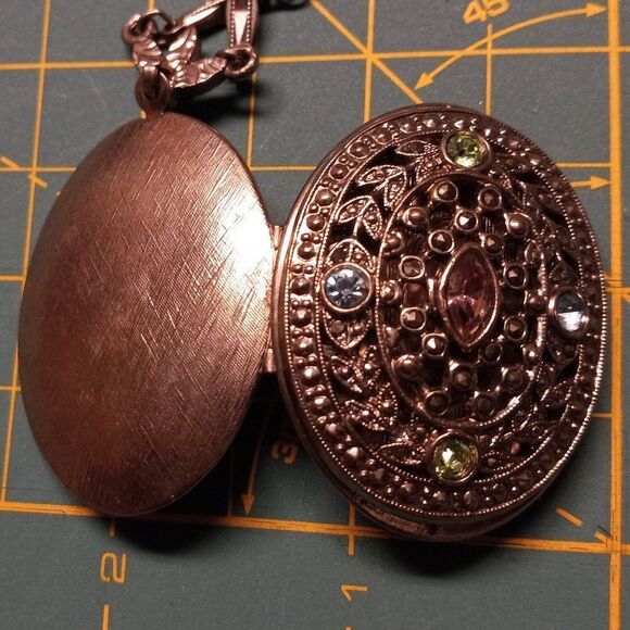 Locket on a silver colored chain 1928 necklace - Picture 3 of 6